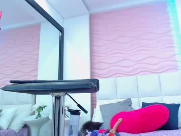 Novinha e Peituda Exibindo a Buceta Inchada