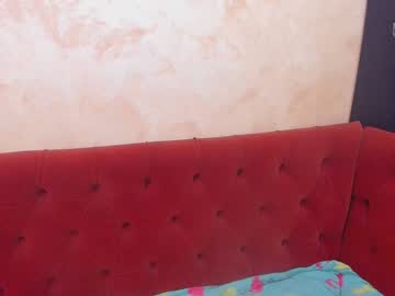 Novinha Nua ao Ar Livre Mostrando o Cuzinho