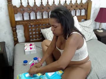 Ninfeta Morena de Vestidinho Mostrando a Vagina