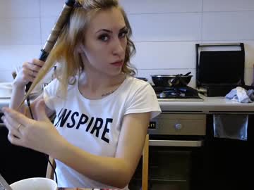 Ninfeta Morena de Vestidinho Mostrando a Vagina