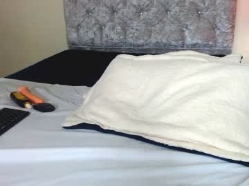 Novinha Magrinha se Masturbando com Consolo