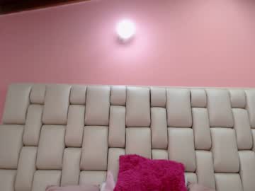 Moreninha Peituda Pelada na Cama