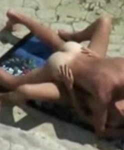 Casal é flagrado metendo na praia do nudismo