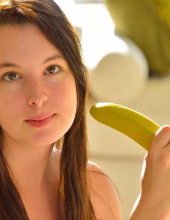 Novinha se Masturbando com uma Banana