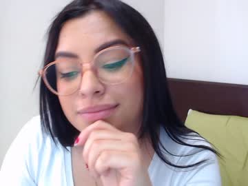 Loira de shortinho dando a buceta e bebendo leitinho