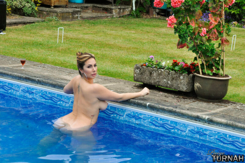 Coroa rabuda mostrando a linda bunda na piscina