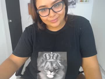 Ninfeta de oculos mostrando a sua xoxota deliciosa