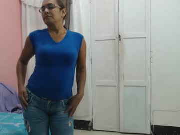 Moreninha Magra Nua ao Ar Livre